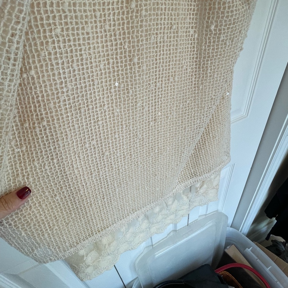 Lady’s top with lace hem - Picture 3 of 5
